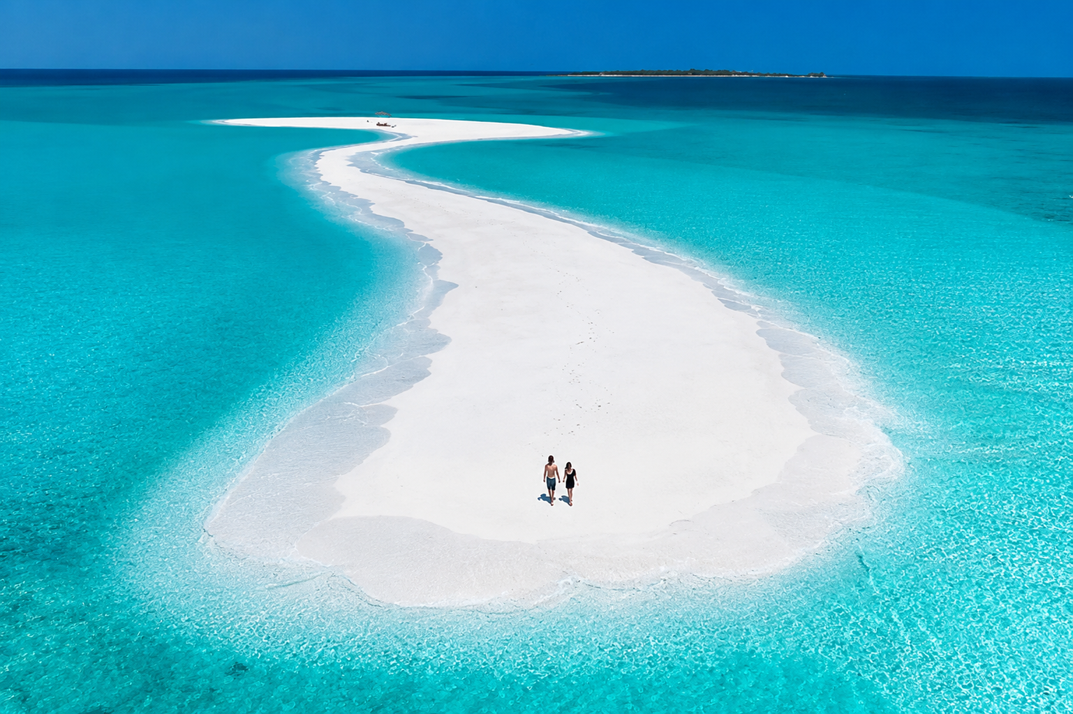 Îlot de sable blanc au milieu d'une mer turquoise